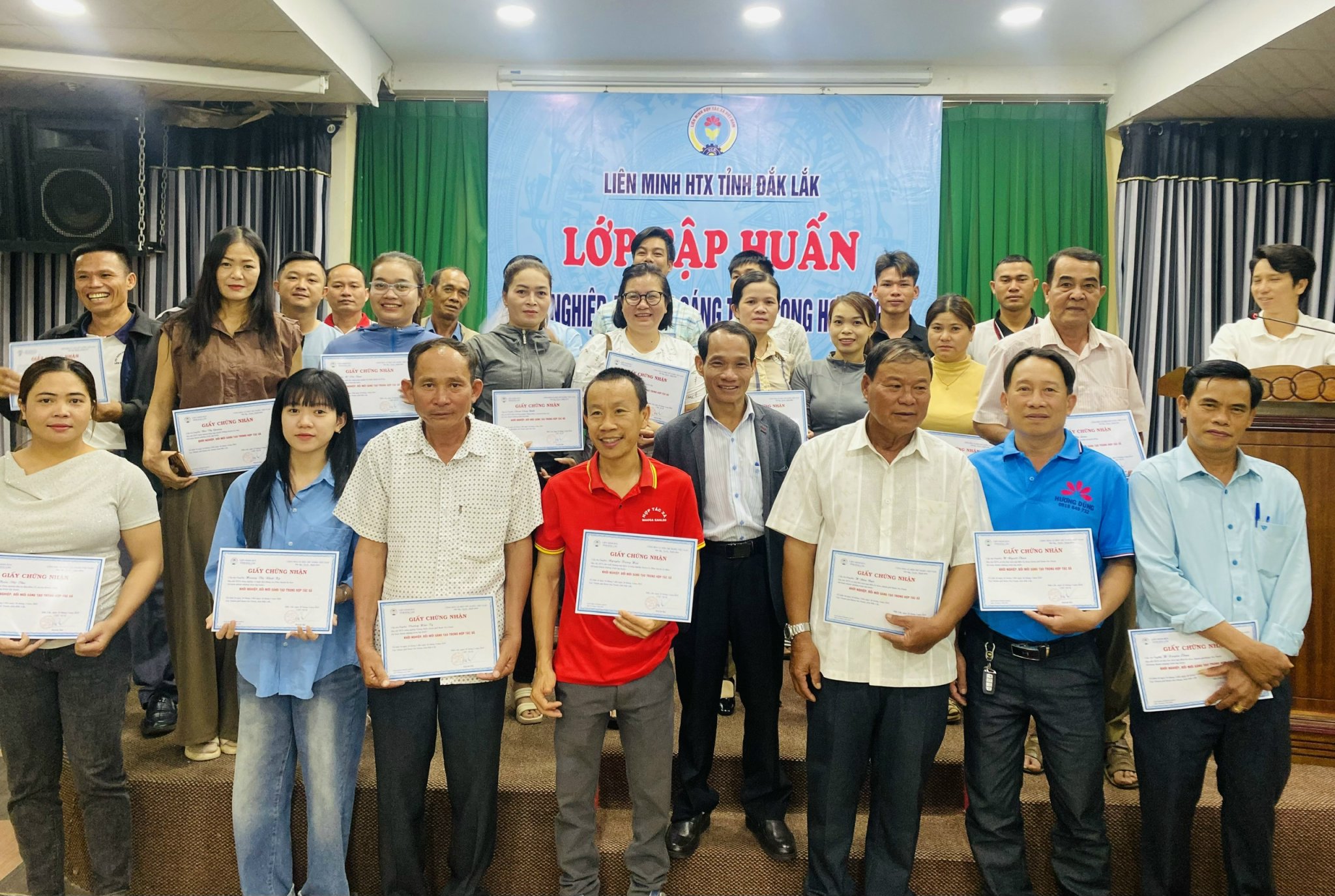 Trao chứng chứng lớp tập huấn 1